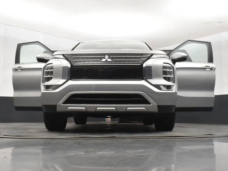 Used 2024 Mitsubishi Outlander FWD image 11