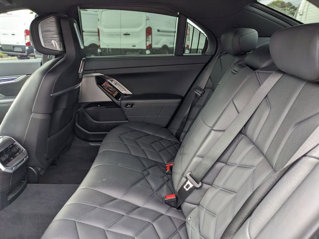 Used 2025 BMW 740i image 18