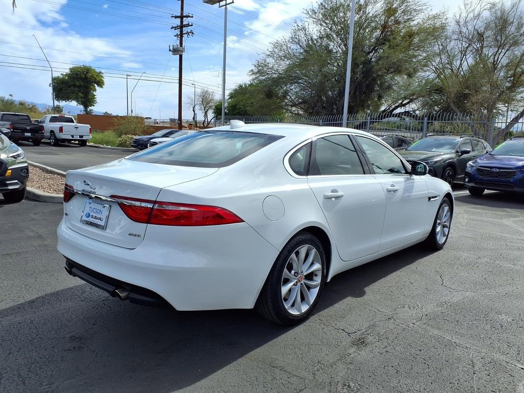 Used 2018 Jaguar XF Premium image 12