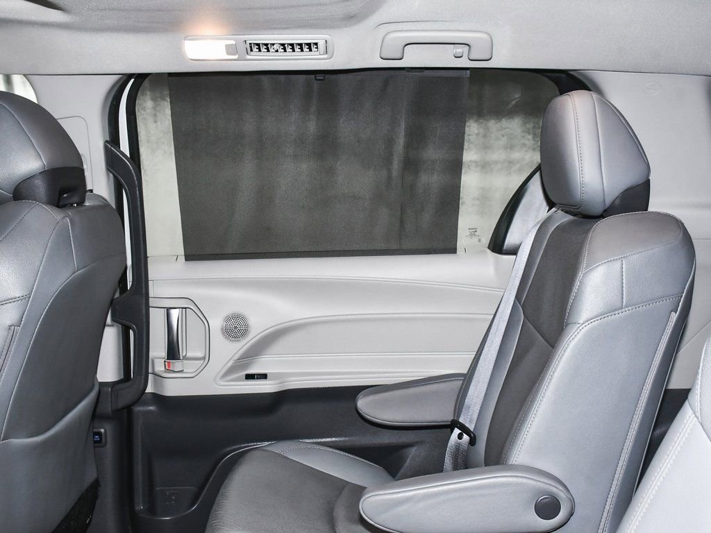 Used 2023 Toyota Sienna Limited image 11