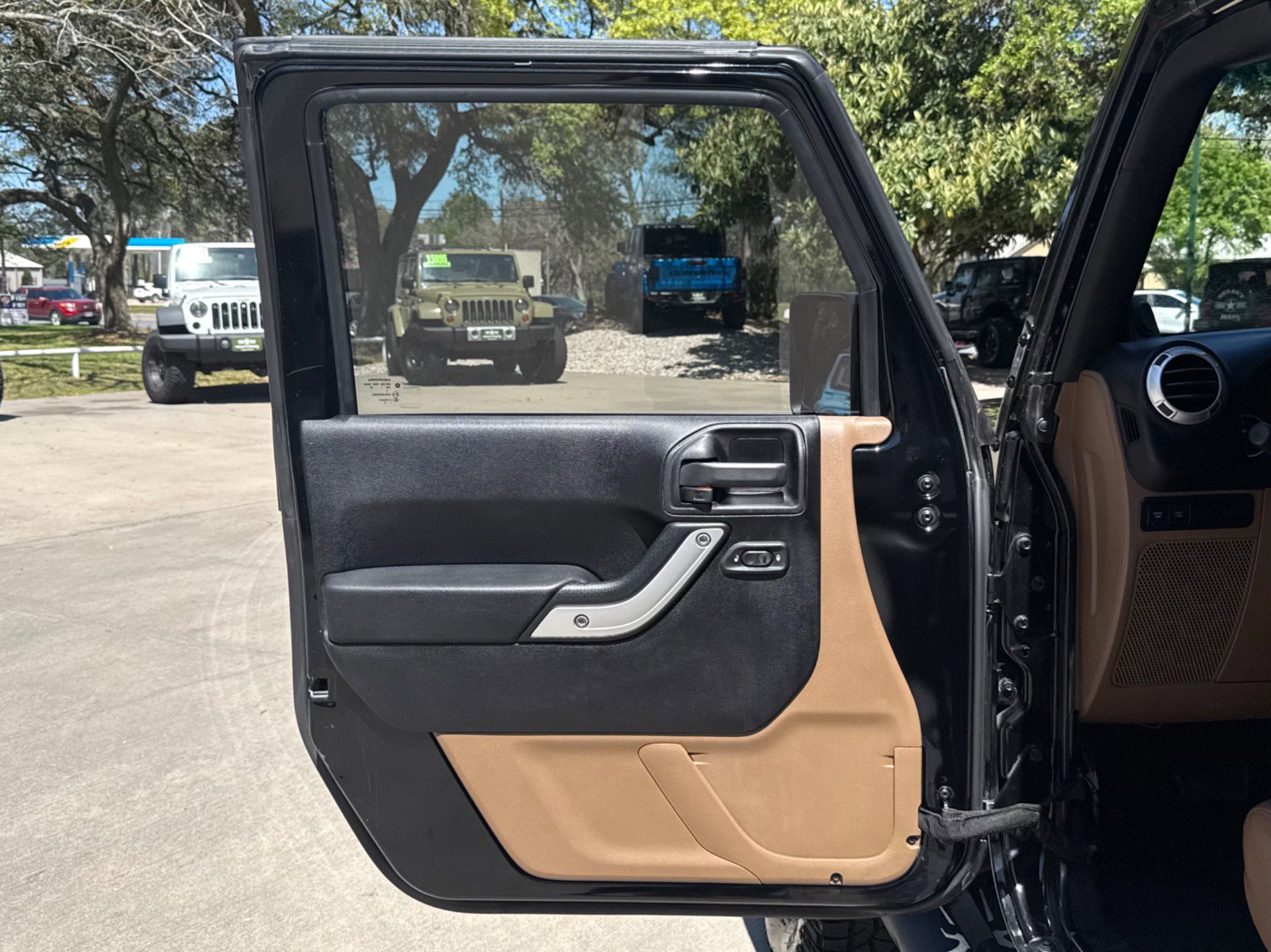 Used 2011 Jeep Wrangler Unlimited Rubicon w/ Connectivity Group image 19