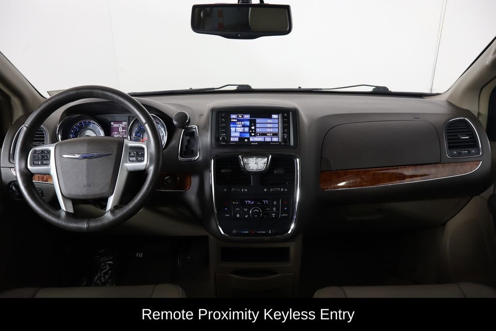 Used 2016 Chrysler Town & Country Touring w/ Driver Convenience Group image 13