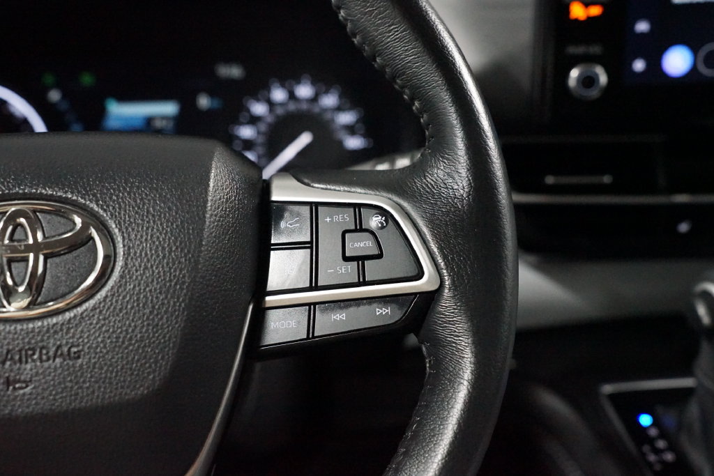 Certified 2025 Toyota Sienna XLE FWD image 13