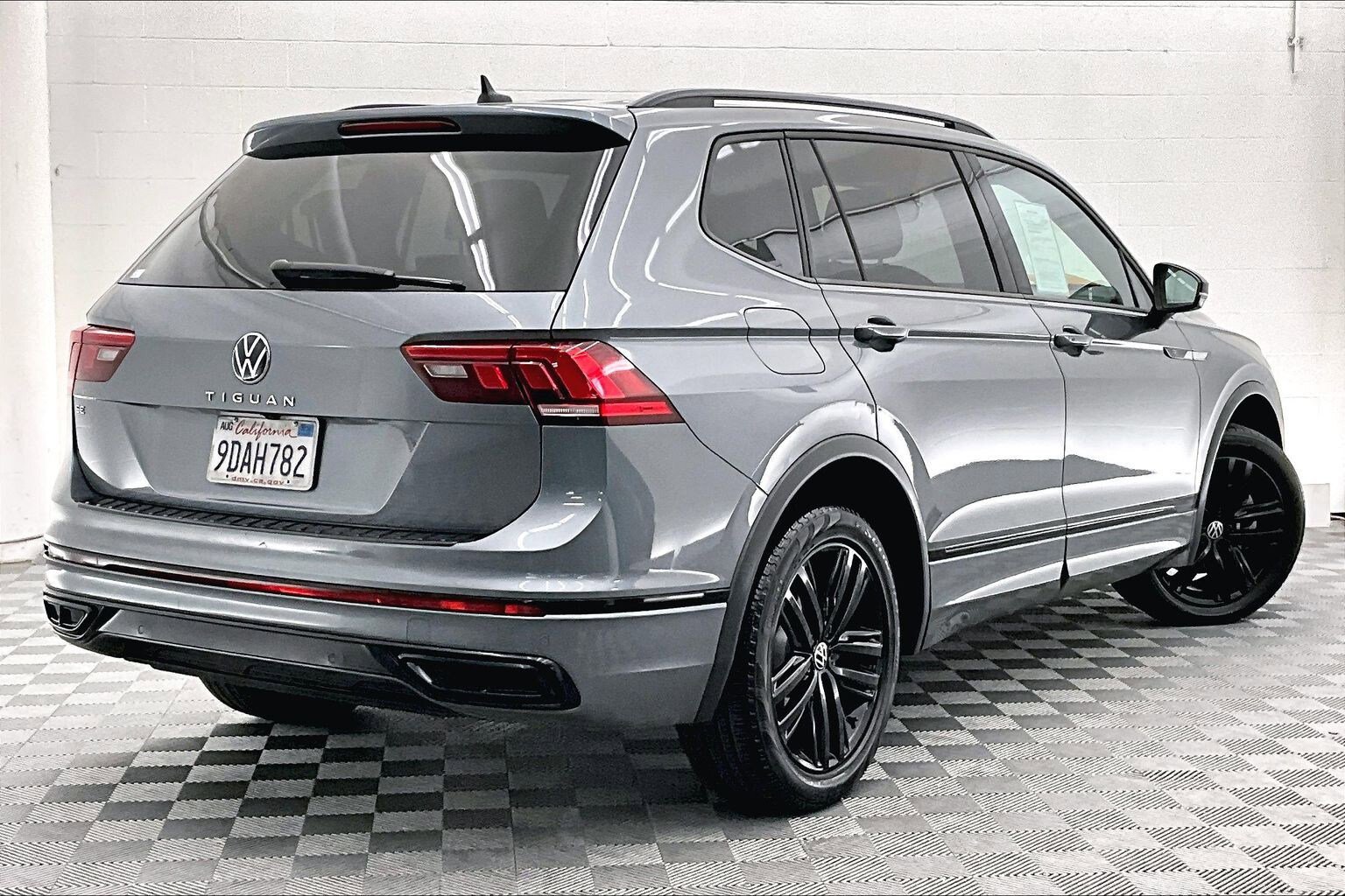 Used 2022 Volkswagen Tiguan SE R-Line FWD image 11