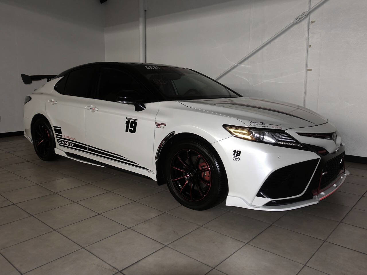 Used 2019 Toyota Camry XSE image 3