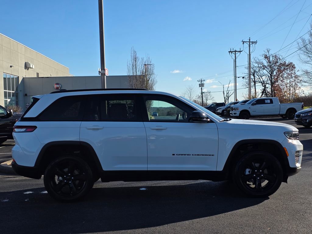 Used 2024 Jeep Grand Cherokee Limited w/ Black Appearance Package image 4