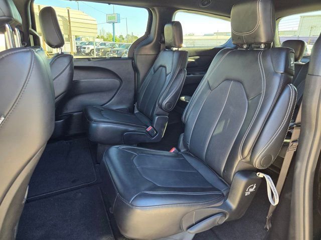 Used 2025 Chrysler Pacifica Select image 25