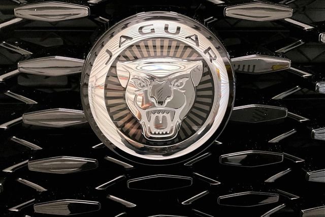 Certified 2025 Jaguar F-PACE R-Dynamic S image 32