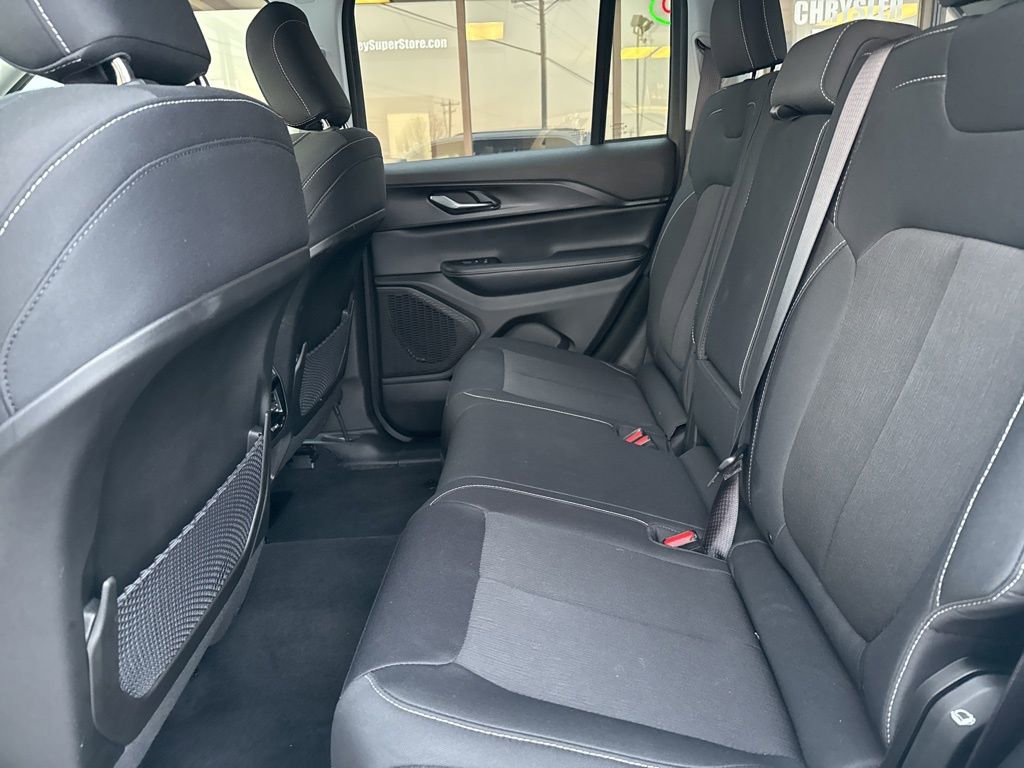 Used 2024 Jeep Grand Cherokee Laredo X image 53