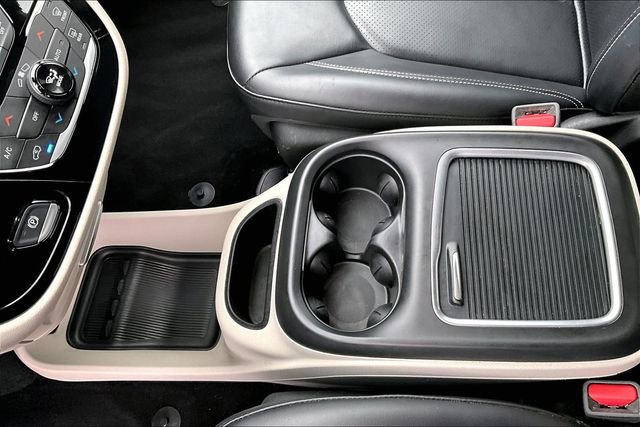 Used 2023 Chrysler Pacifica Touring-L image 17