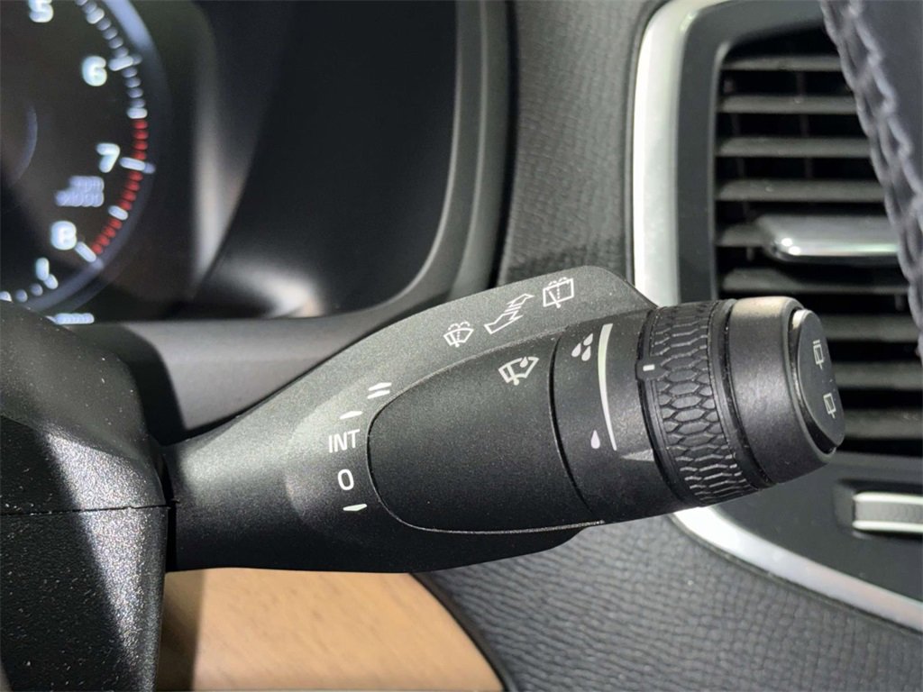 Used 2022 Volvo XC90 T6 Momentum w/ Climate Package image 29