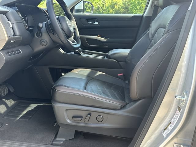 Certified 2025 Nissan Pathfinder Platinum FWD image 11