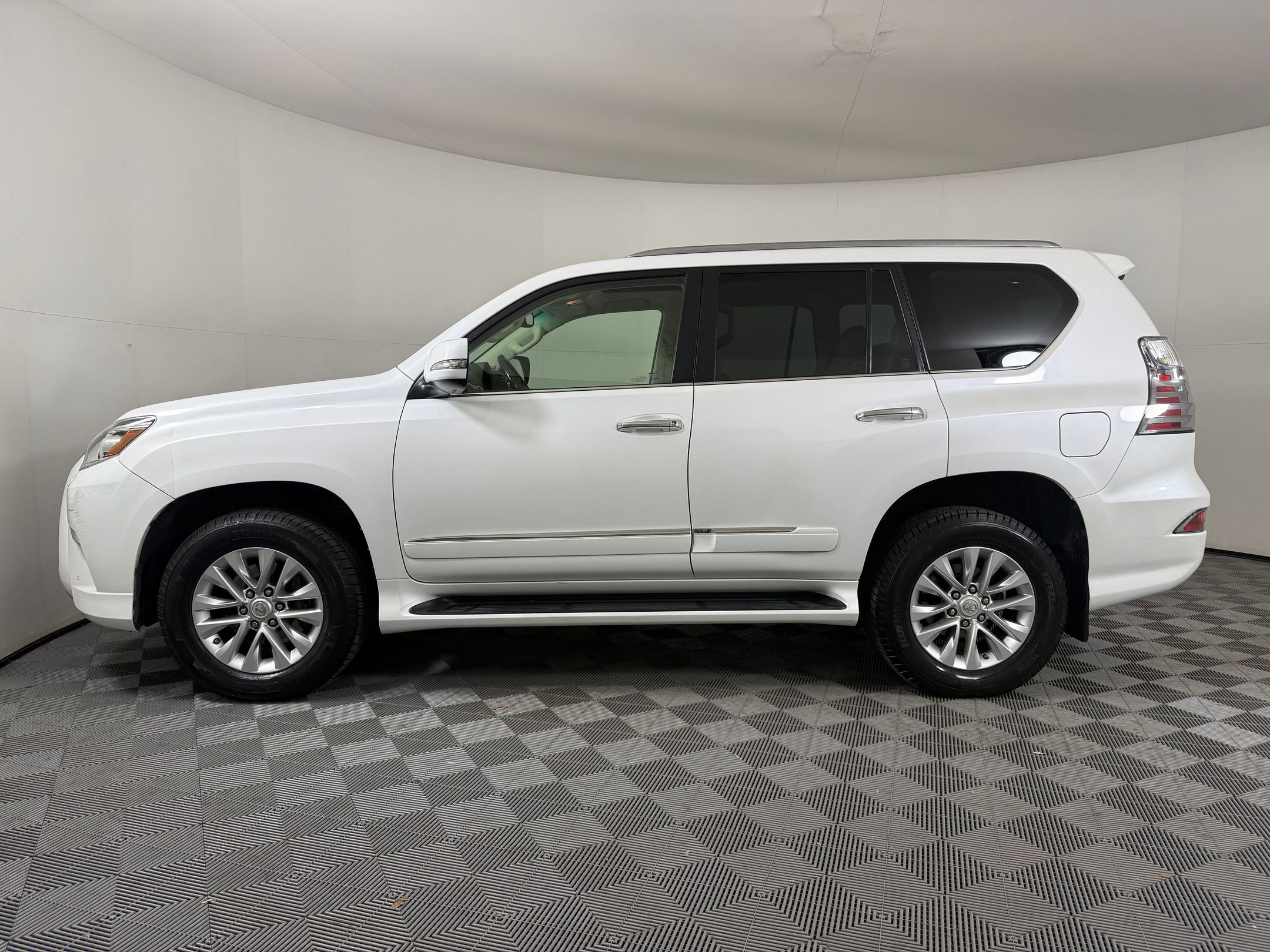 Used 2017 Lexus GX 460 image 2