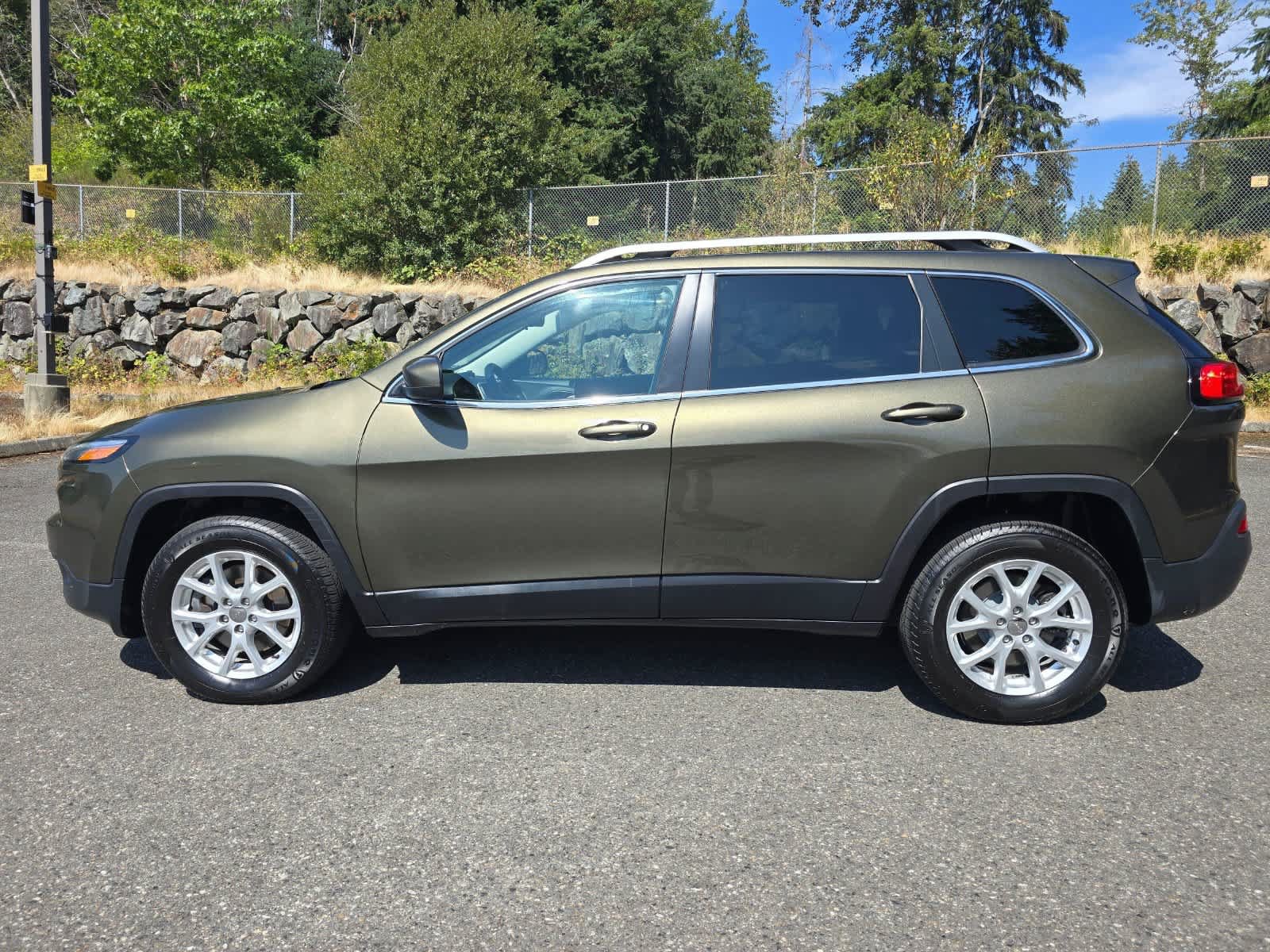 Used 2015 Jeep Cherokee Latitude w/ Cold Weather Group AWD/4WD image 3