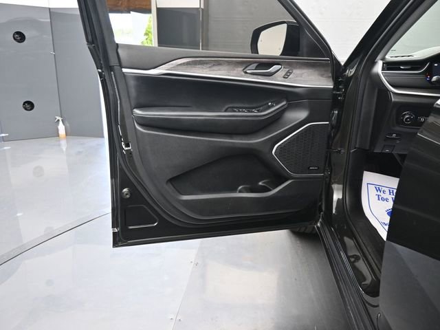 Used 2023 Jeep Grand Cherokee Limited w/ Luxury Tech Group II image 11