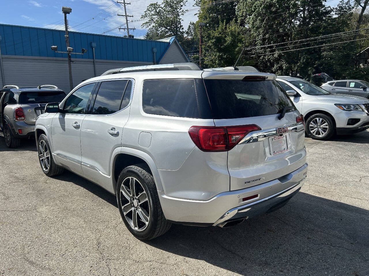 Used 2017 GMC Acadia Denali w/ Technology Package FWD image 11