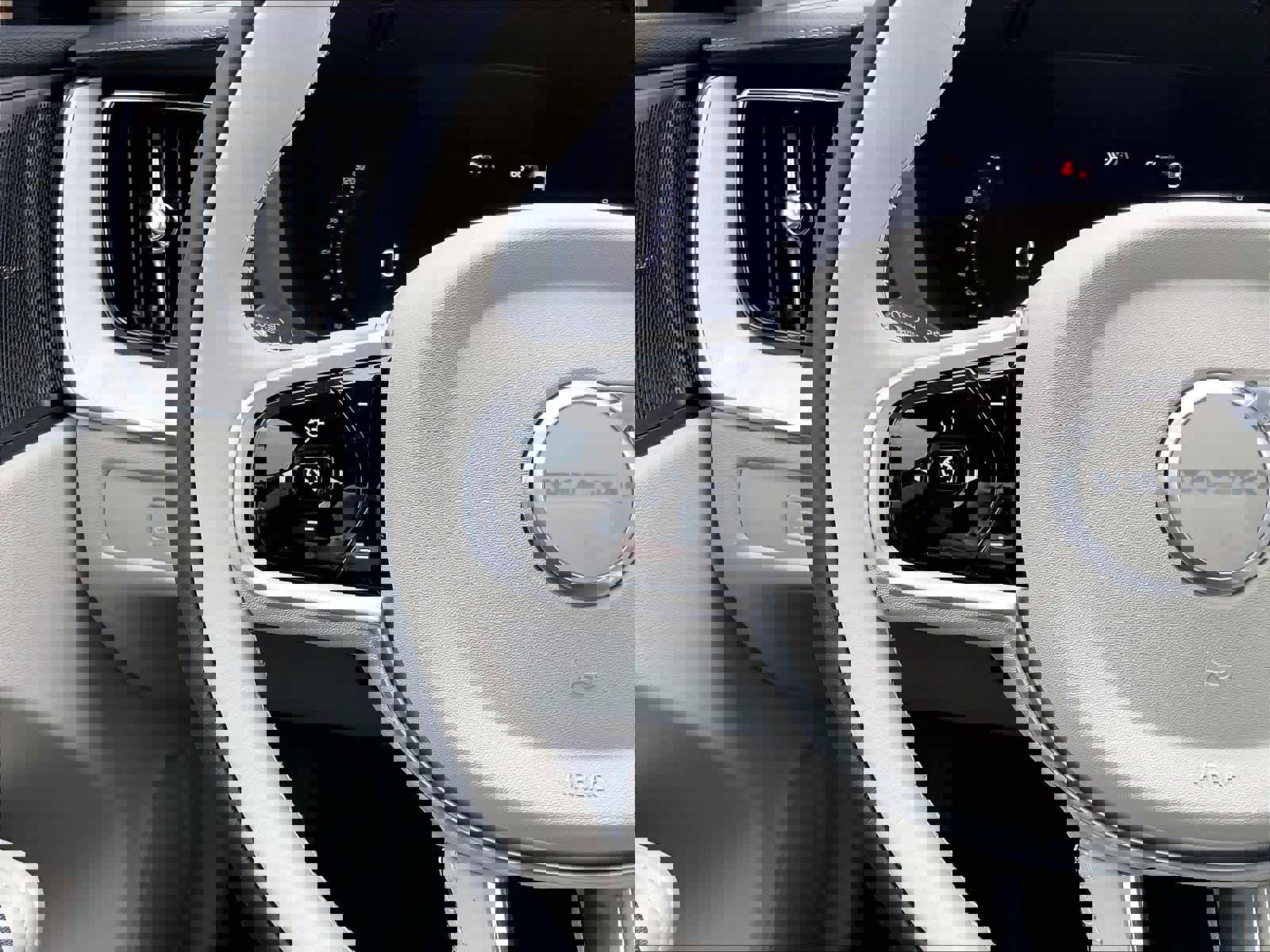 New 2026 Volvo XC60 B5 Ultra w/ Climate Package image 17