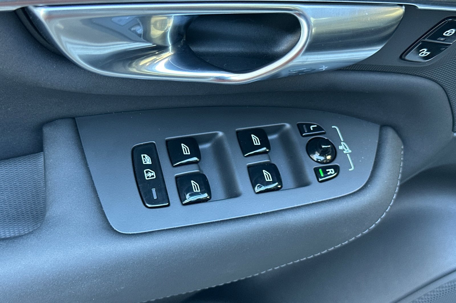 Certified 2025 Volvo XC90 B6 Core w/ Protection Package Premier image 12