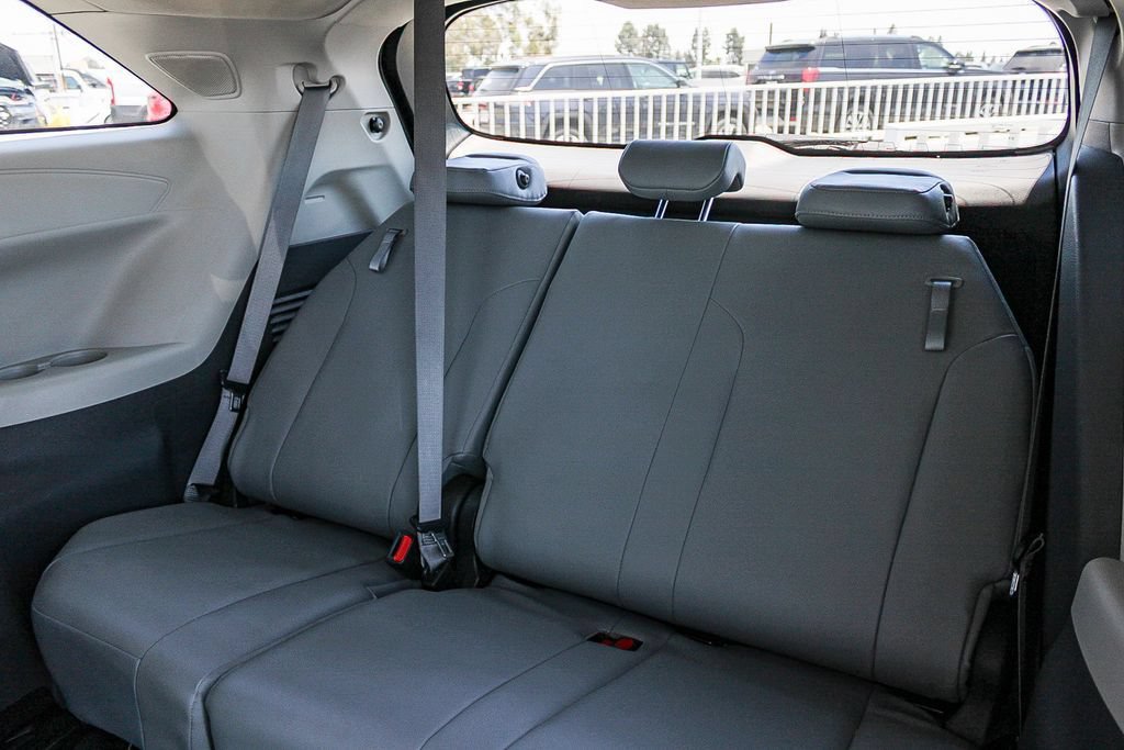 Used 2021 Toyota Sienna XLE w/ XLE Plus Package FWD image 19