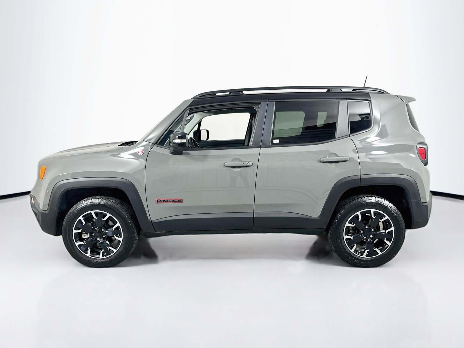 Used 2023 Jeep Renegade Trailhawk w/ Trailhawk Elite Group AWD/4WD image 8