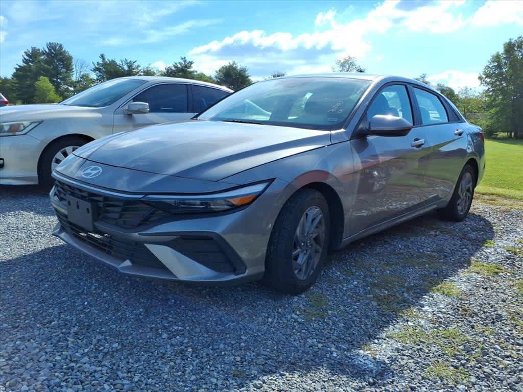 Used 2024 Hyundai Elantra SEL FWD image 2