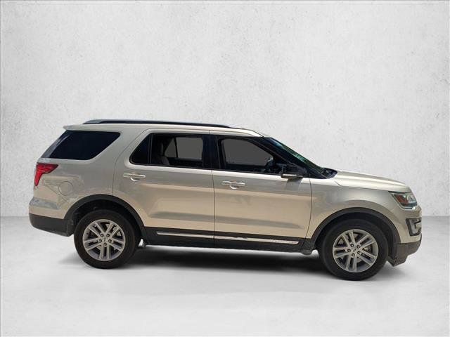 Used 2017 Ford Explorer XLT w/ Equipment Group 201A FWD image 4