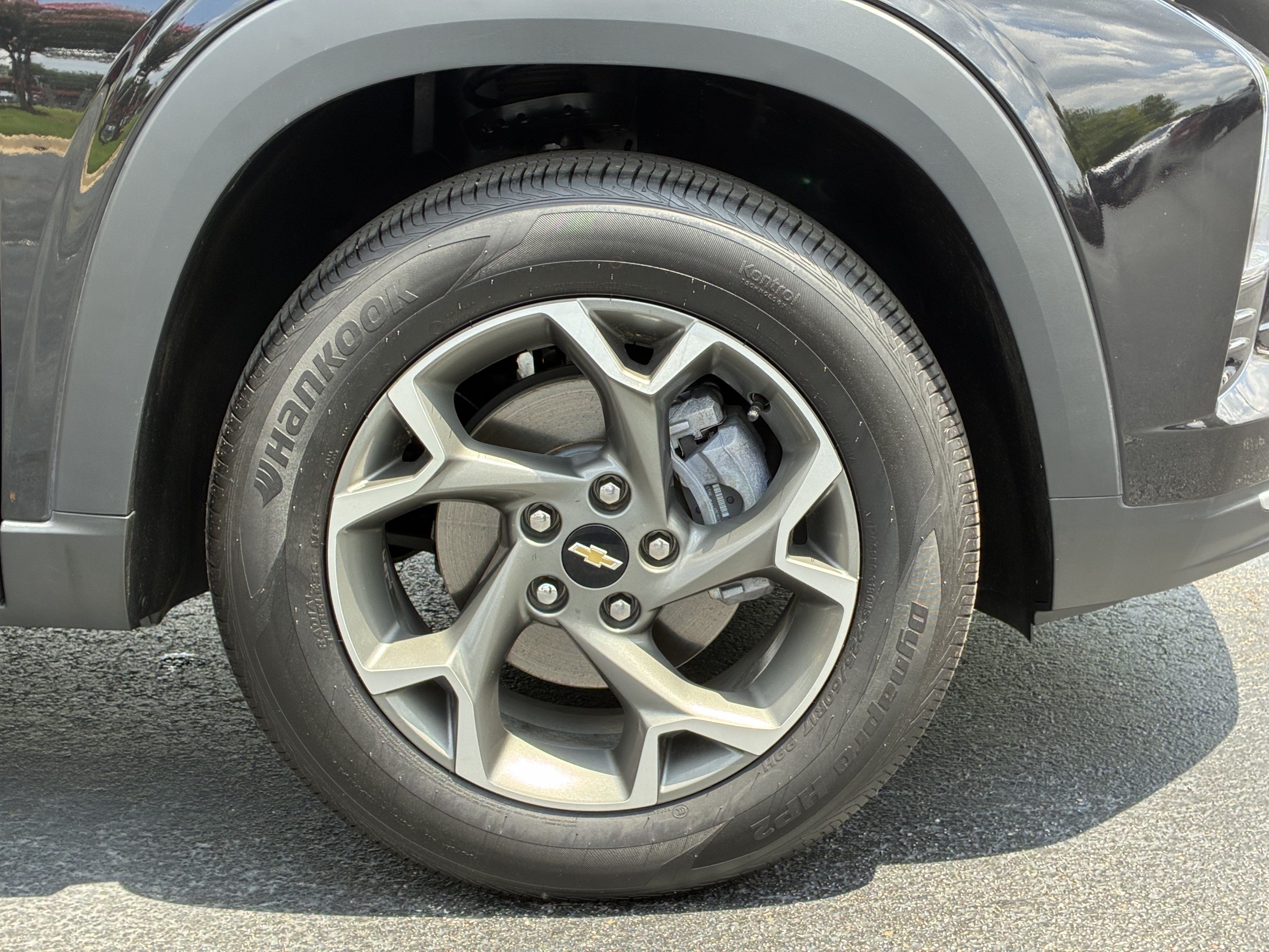 Used 2025 Chevrolet Trax LT FWD image 6