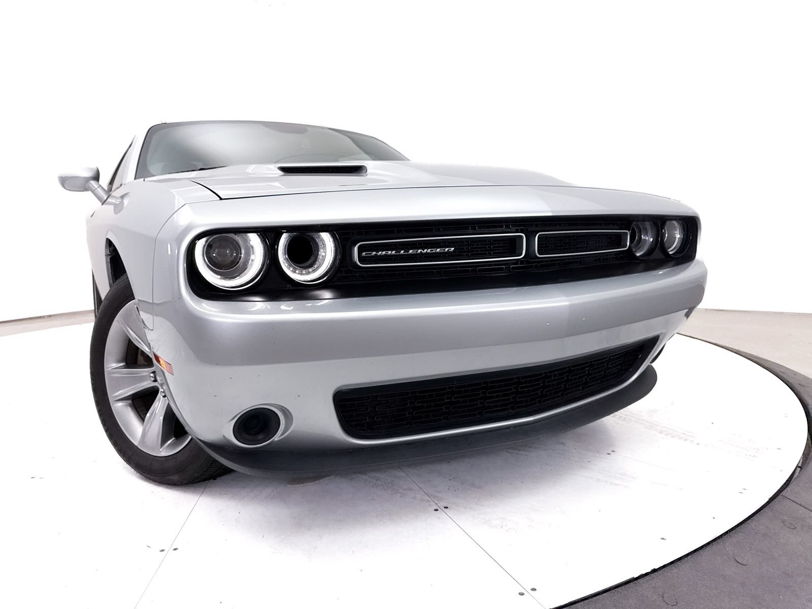 Used 2022 Dodge Challenger SXT RWD image 5