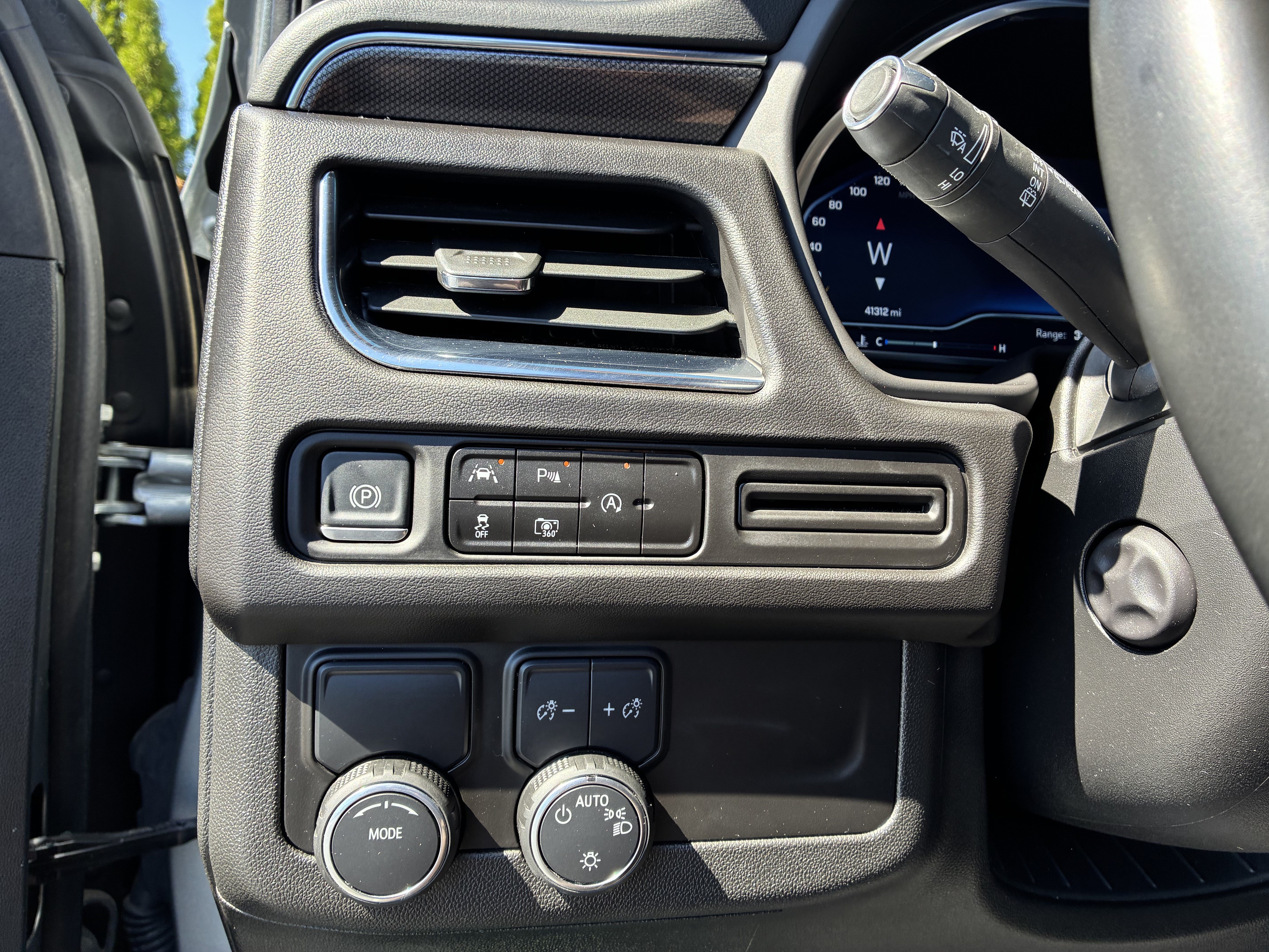 Used 2024 Chevrolet Suburban RST w/ Luxury Package RWD image 28