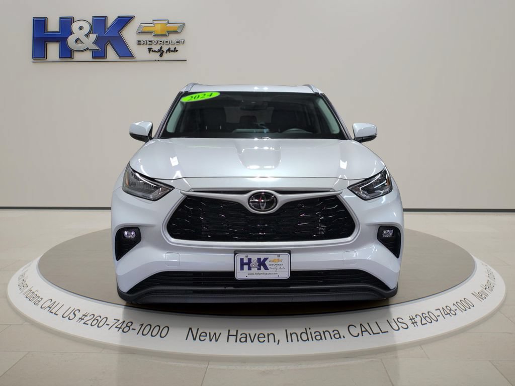 Used 2024 Toyota Highlander XLE AWD/4WD image 2