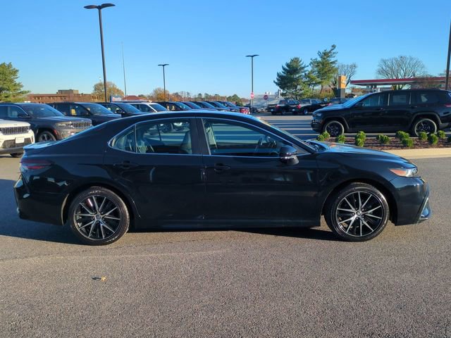 Used 2024 Toyota Camry SE image 3