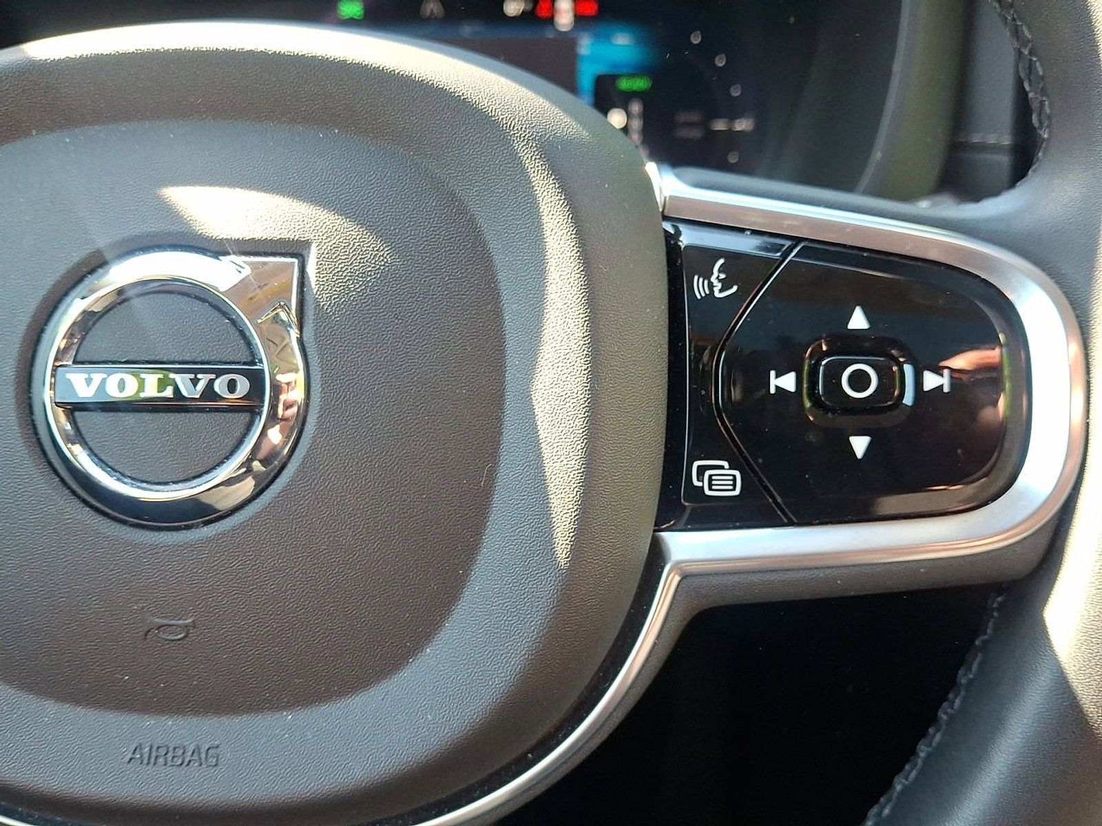 Used 2023 Volvo XC60 T8 Ultimate w/ Climate Package AWD/4WD image 18