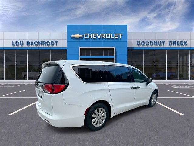 Used 2021 Chrysler Voyager L image 8