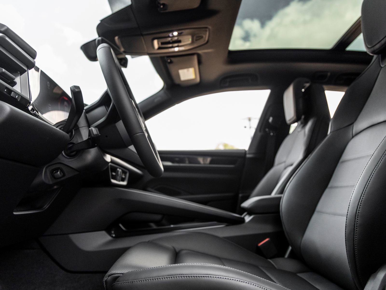 Certified 2025 Porsche Macan Electric image 22