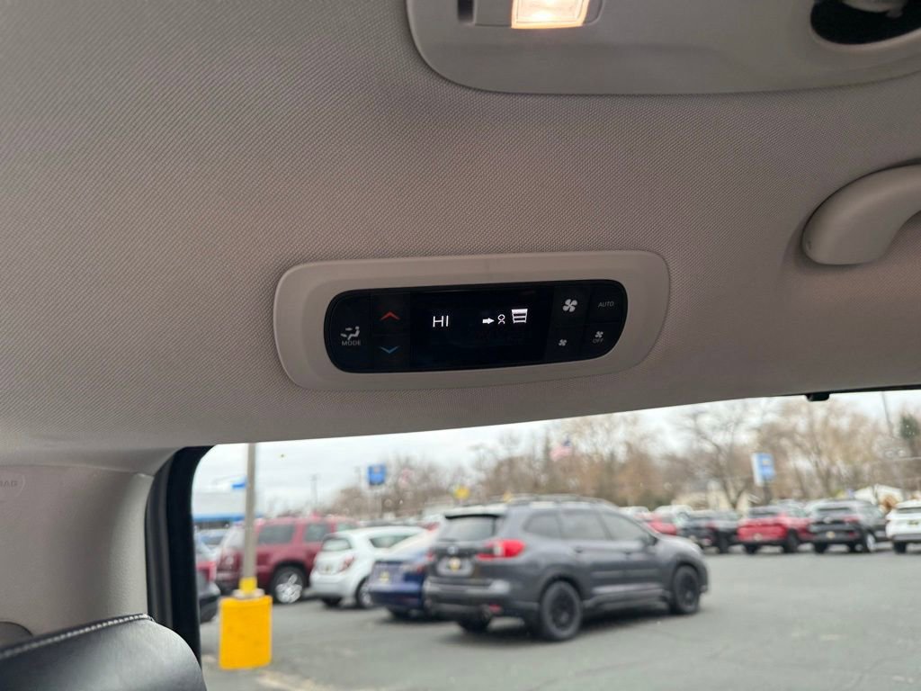 Used 2024 Chrysler Pacifica Touring-L image 15