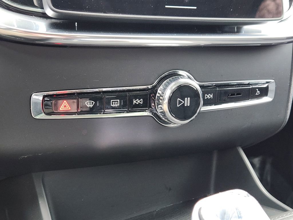 New 2025 Volvo XC90 B6 Core w/ Protection Package Premier image 16
