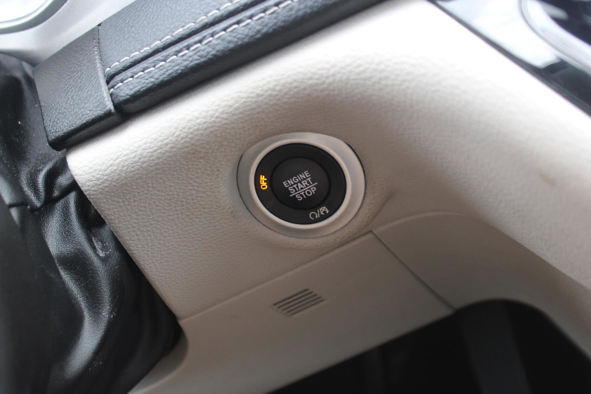 Used 2023 Chrysler Pacifica Touring-L image 10