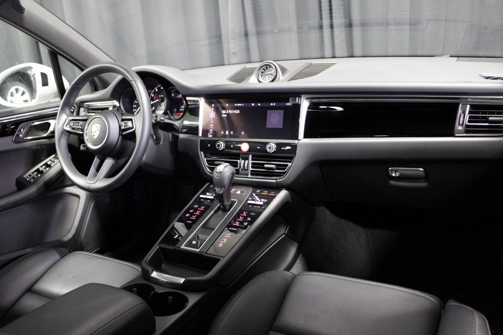 Used 2025 Porsche Macan image 21