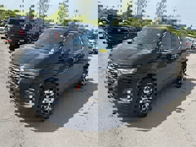 Used 2023 Chevrolet Traverse LT w/ LT Premium Package AWD/4WD image 2