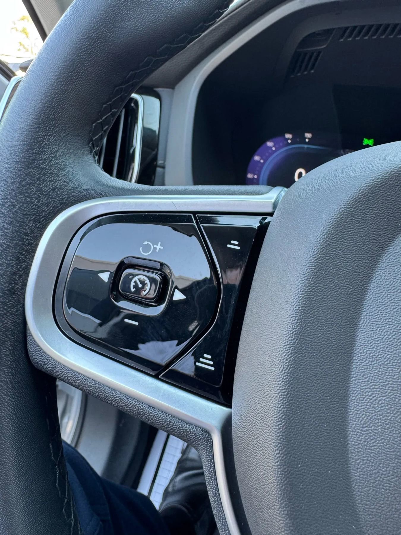 Used 2023 Volvo XC60 B5 Ultimate w/ Climate Package image 27