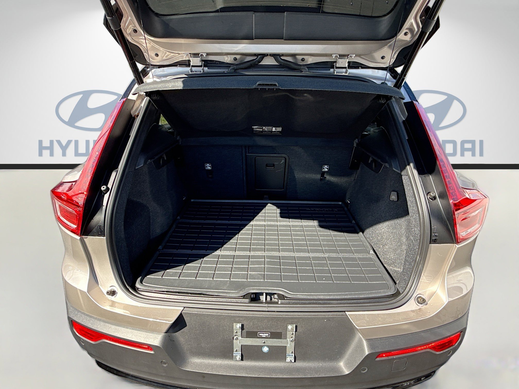 Used 2024 Volvo XC40 Recharge Plus w/ Protection Package Premier image 26