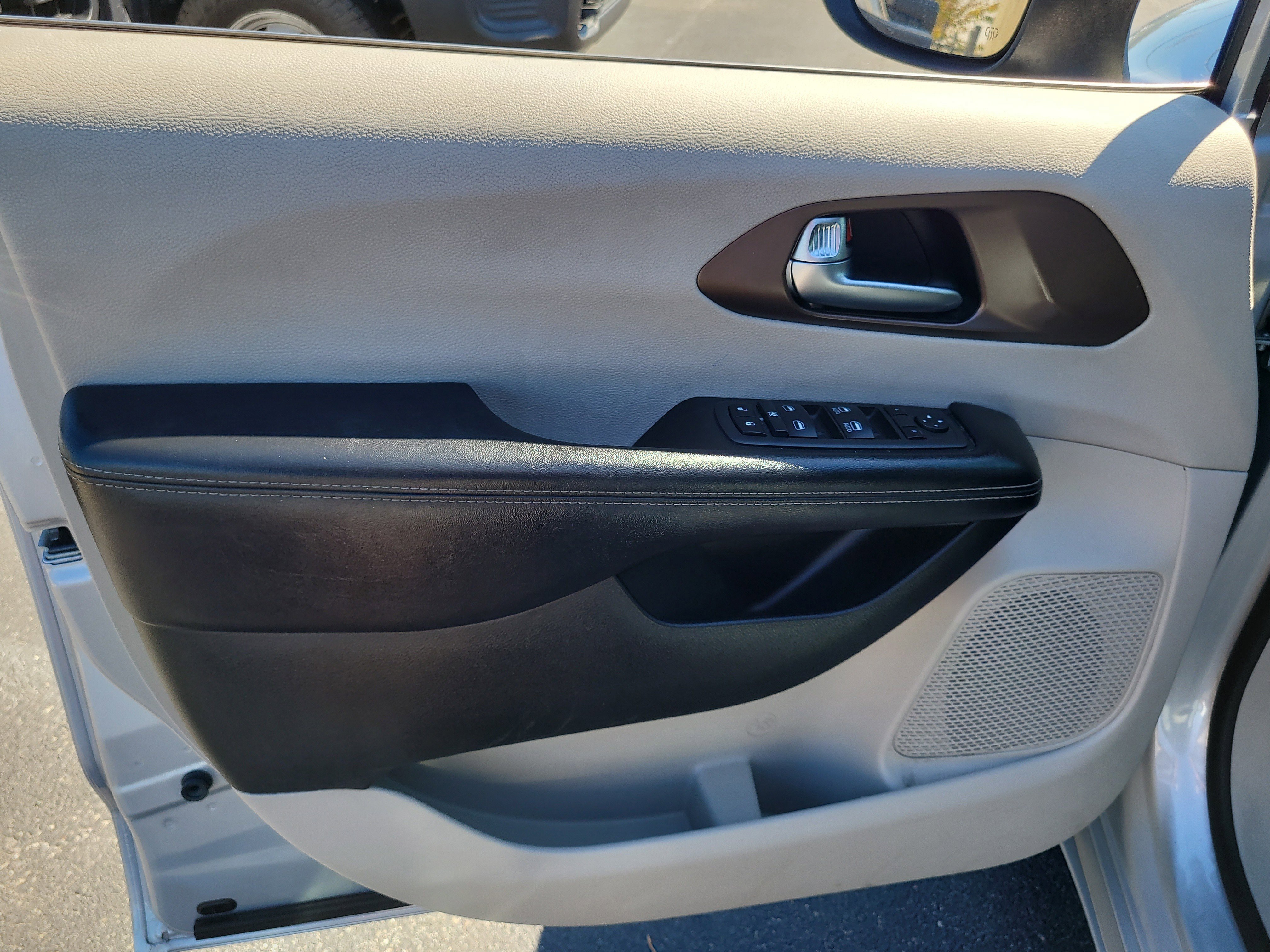 Used 2022 Chrysler Voyager LX image 17