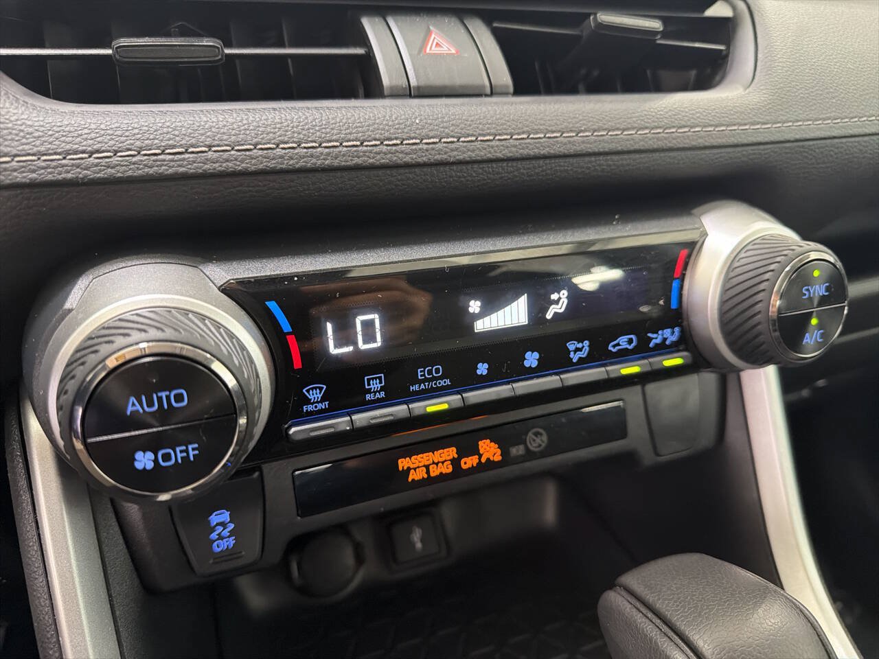 Used 2022 Toyota RAV4 XLE AWD/4WD image 12
