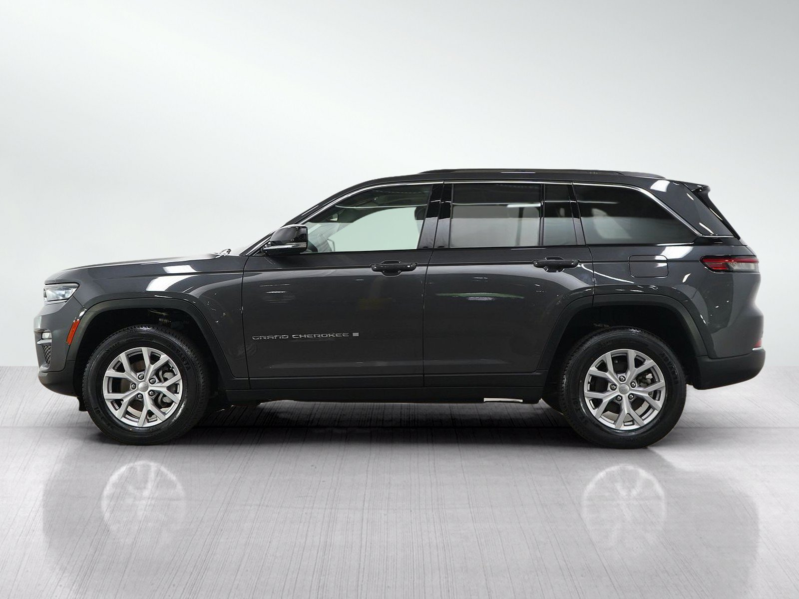 Used 2022 Jeep Grand Cherokee Limited AWD/4WD image 2