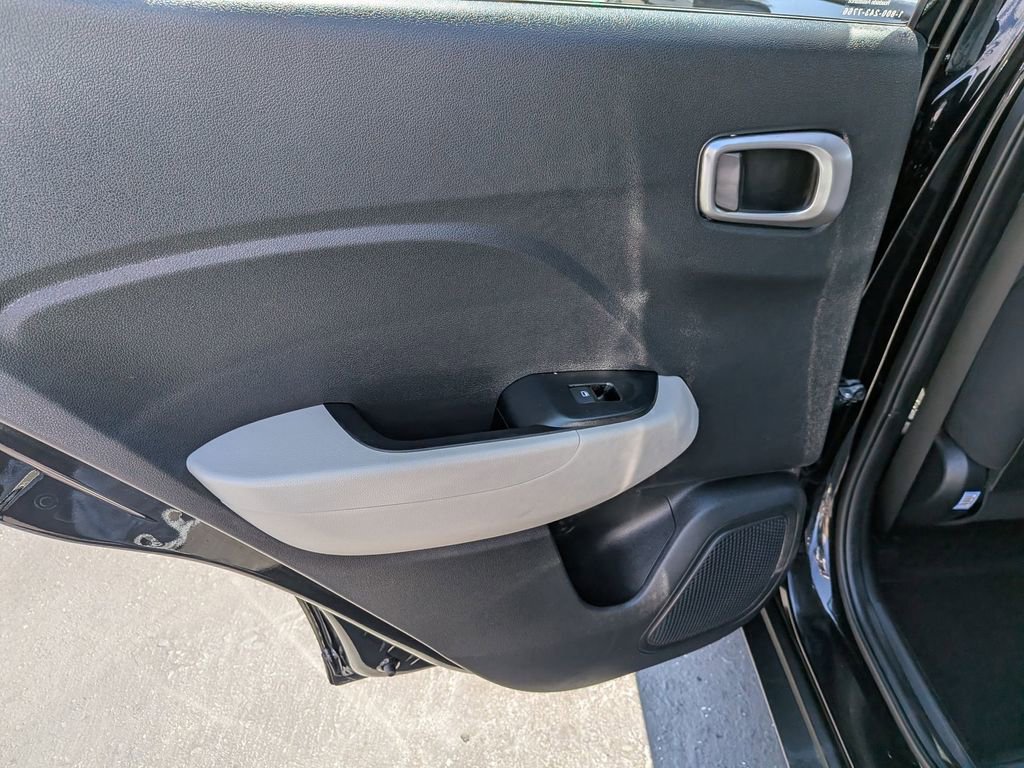 Used 2025 Hyundai Venue SEL image 26