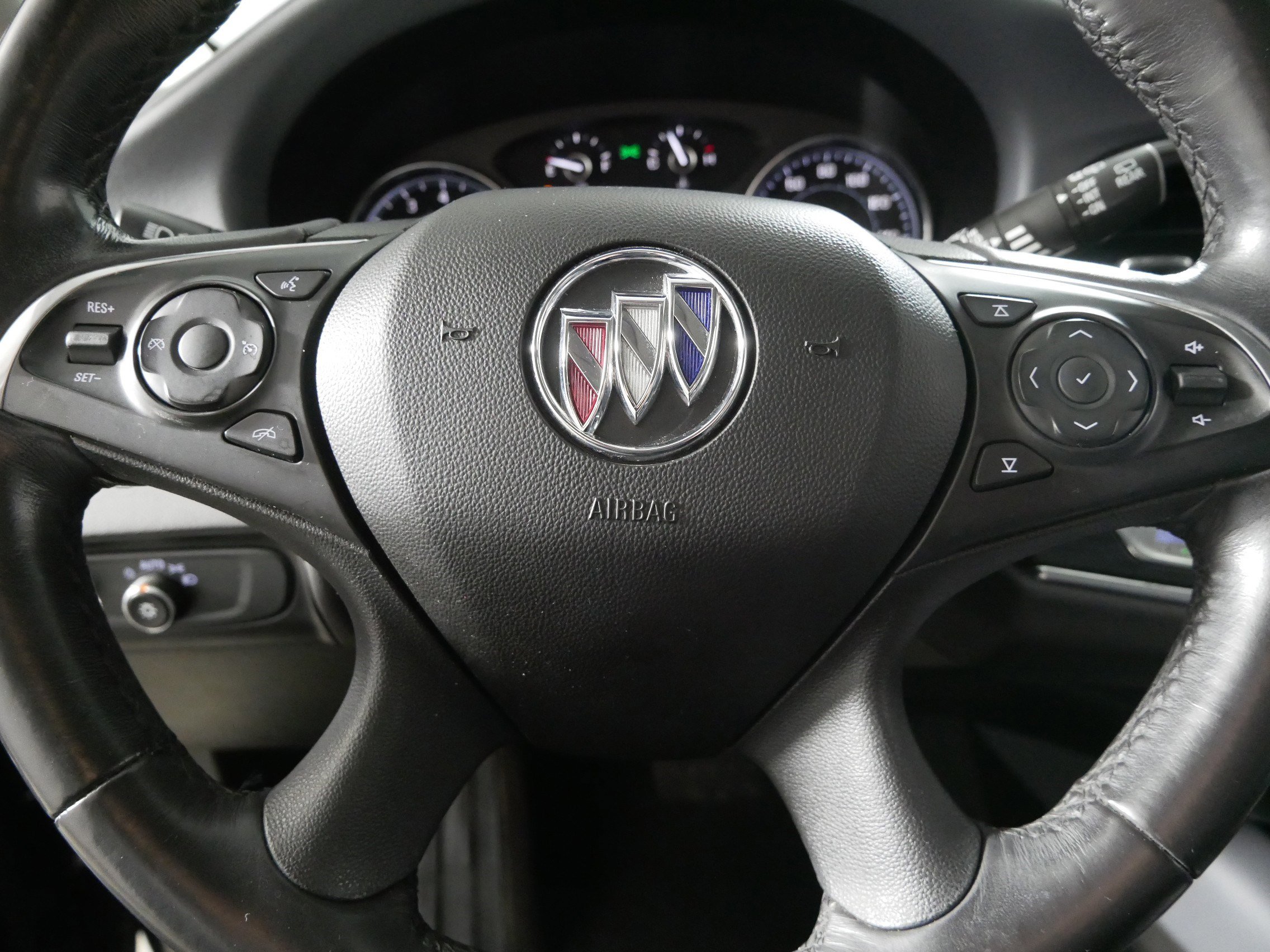 Used 2020 Buick Enclave Essence image 25