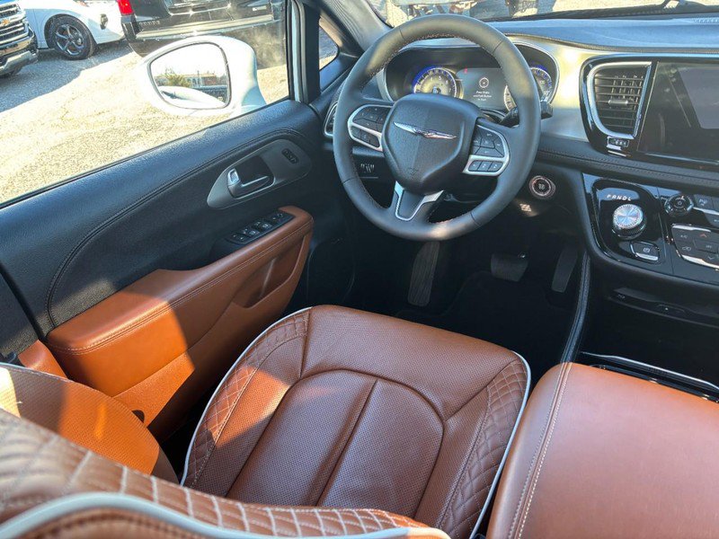 Used 2024 Chrysler Pacifica Pinnacle w/ Trailer Tow Group image 14