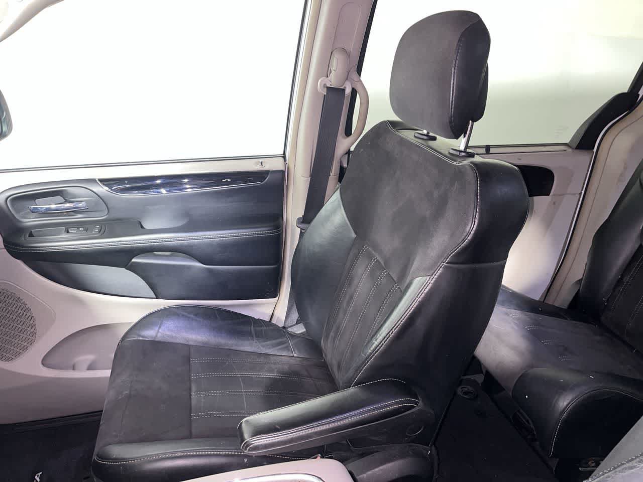 Used 2014 Chrysler Town & Country Touring-L FWD image 24
