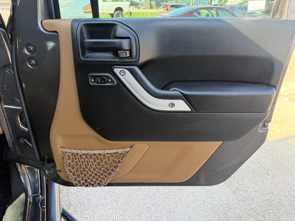 Used 2018 Jeep Wrangler Unlimited Rubicon w/ Connectivity Group AWD/4WD image 22