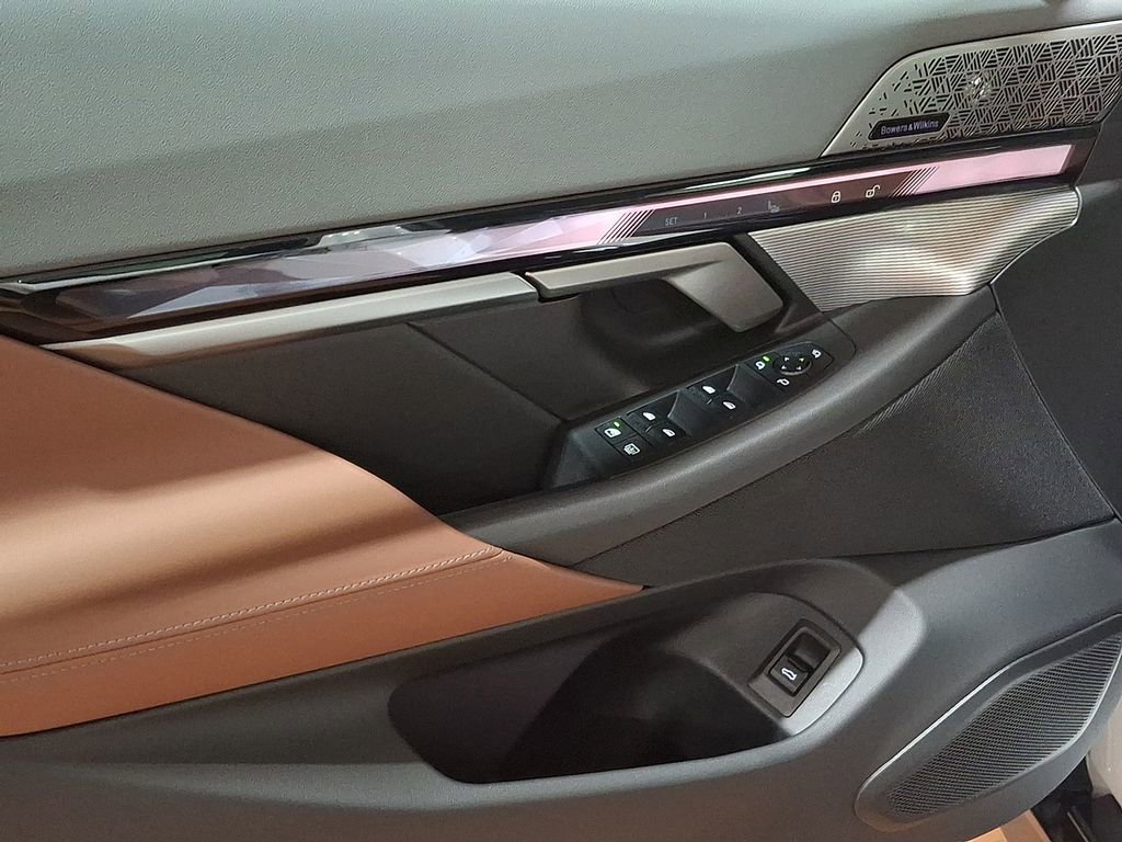 Used 2025 BMW i5 xDrive40 image 9